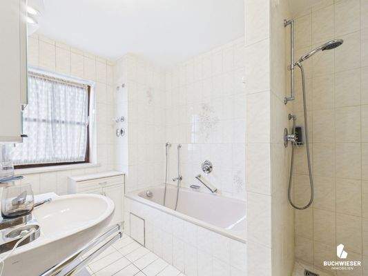 Vollausgestattetes Badezimmer