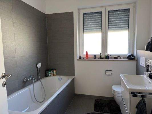 Elegantes Bad mit Fenster