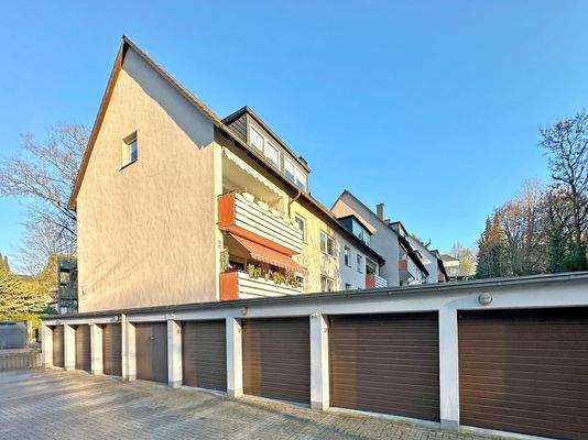 Ansicht Garagen und Balkon