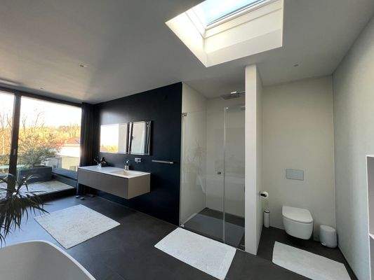 Lichtdurchflutetes Design-Bad