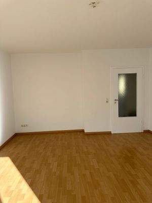 Wohnbereich mit Zugang zum Balkon