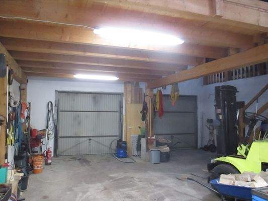 Halle Rechts ist Eingang ins  Werkstatt.JPG