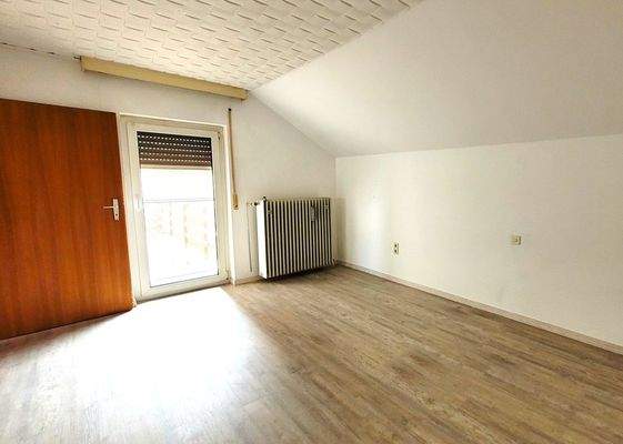 Schlafzimmer mit Balkonausgang im OG