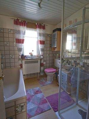 Bad mit Dusche und Wanne