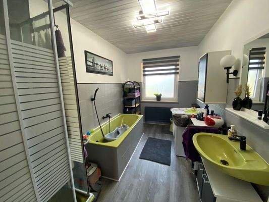 Bad mit Wanne und Dusche im EG