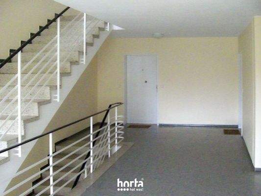 Treppenhaus mit Aufzug