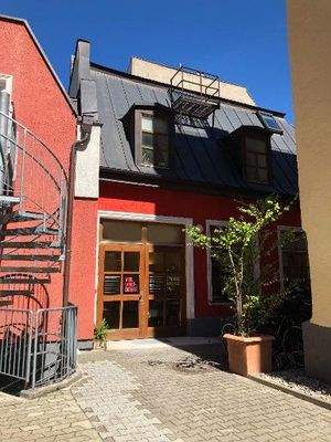 Einfahrt / Rückgebäude