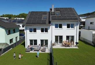Gartenansicht mit spielenden Kindern