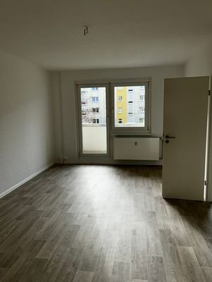 Wohnzimmer mit Balkon