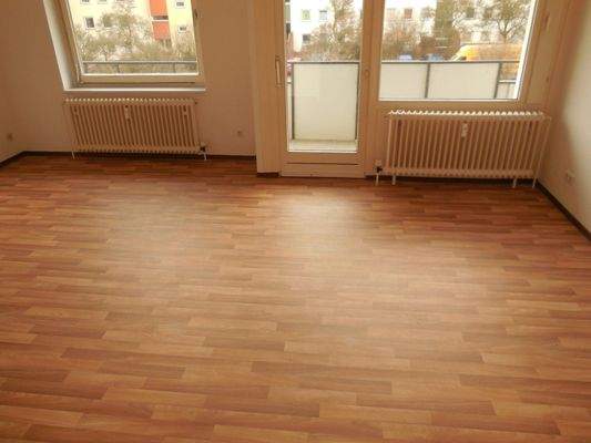 Wohnzimmer mit Balkonzugang