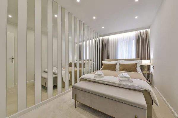 Modern gestaltetes Schlafzimmer mit hochwertiger Ausstattung