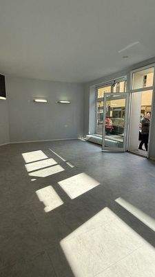 Zimmer 1/ Eingang/Fensterfront