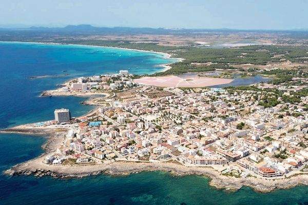 Die Stadt Colonia de Sant Jordi von oben