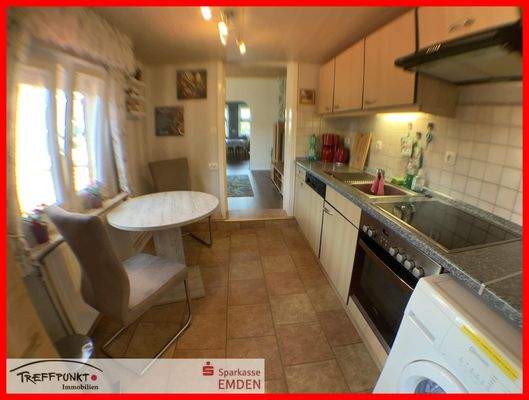 Küche mit Zugang zum Wohnzimmer