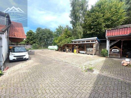 Innenhof mit Flüssiggastank