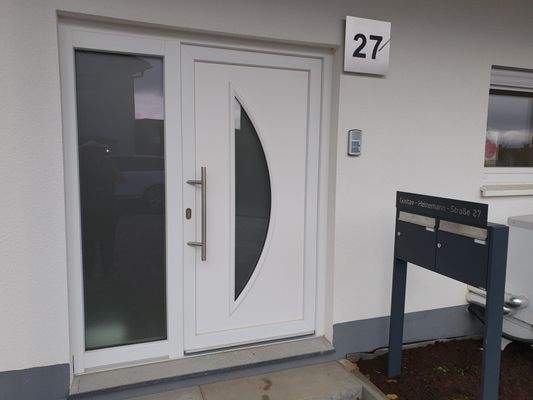 Haustür und Briefkastenanlage