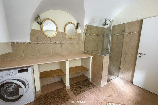 Helles Badezimmer mit stilvollem Design