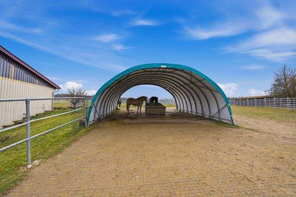 Offenstall/ Auslauf
