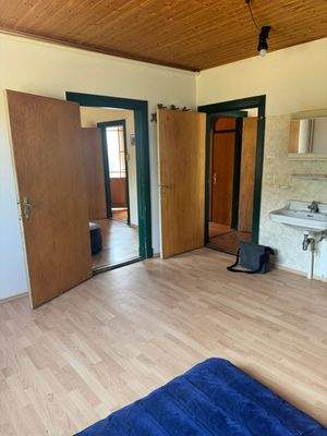 Blick vom Schlafzimmer zum Esszimmer und Flur