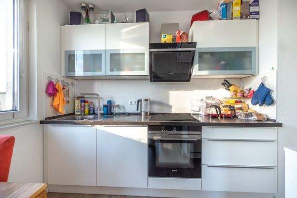 Küche mit moderner Einbauküche