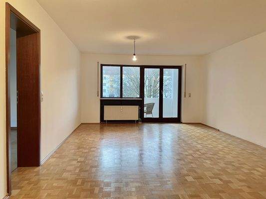 Wohnzimmer Blick zum Balkon.jpg