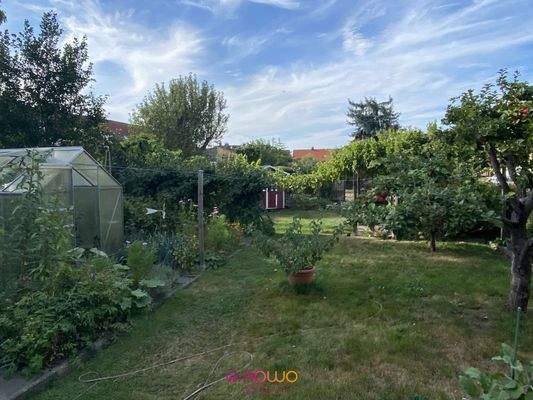 Garten mit Gewächshaus