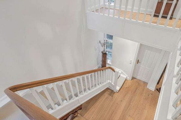 (KI) Treppenaufgang Galerie - virtuell möbliert