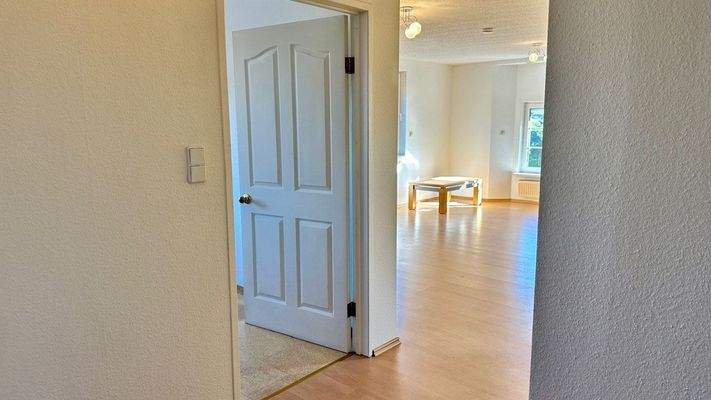 Flur mit Blick ins Wohnzimmer