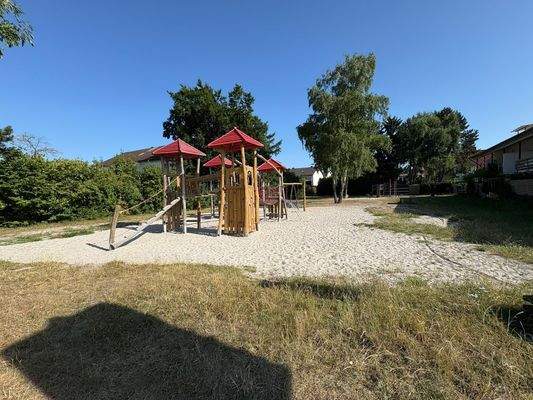 angrenzender Spielplatz