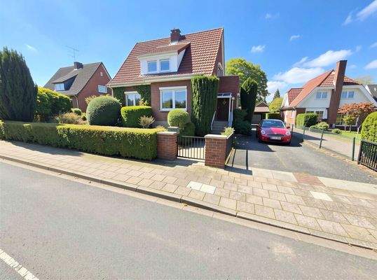 Frontansicht mit Auffahrt 