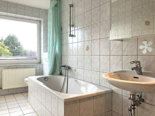 Badezimmer mit Wanne im Dachgeschoss 