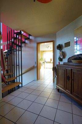 Flur im Erdgeschoss mit Fliesenboden