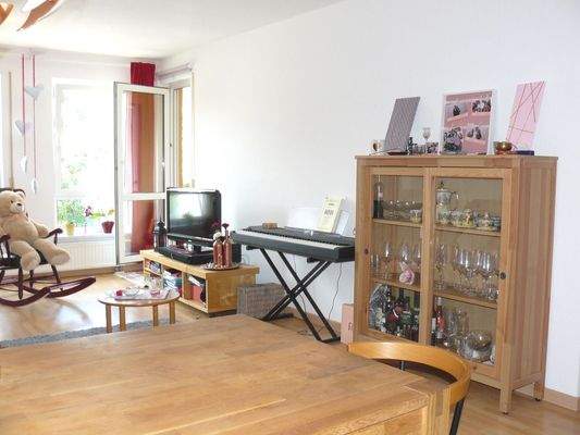 Wohnbereich mit Ausgang zum Balkon