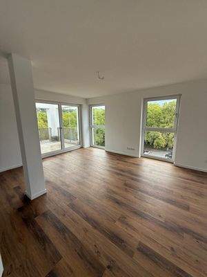 Helles Wohnzimmer mit Balkon