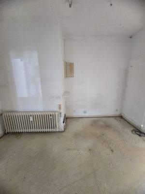 Leerer Raum mit Heizkörper