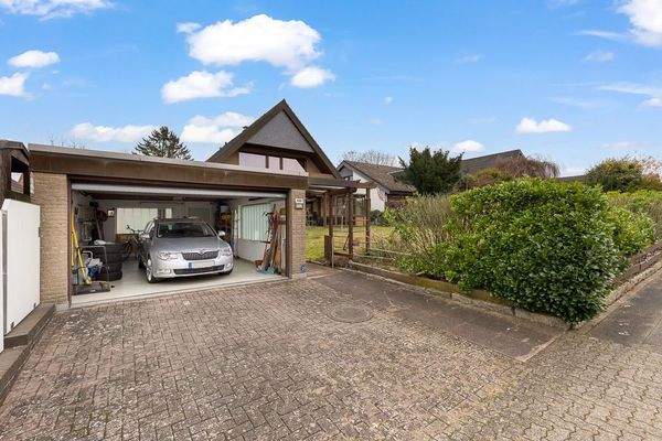 Stellplätze und Garage