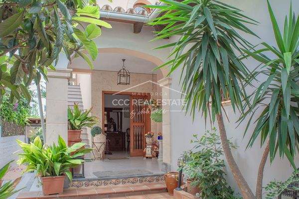 Haupteingang mit separatem Zugang zum 1. OG