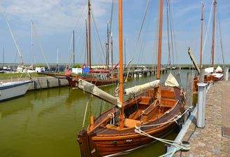Boddenhafen mit Zeesenboot...