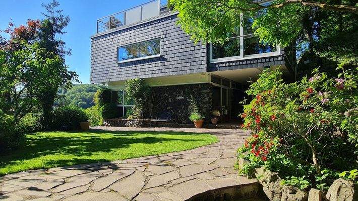 Hausansicht v. Garten Frühjahr