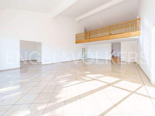 Lichtdurchflutetes Wohnzimmer mit Galerie, Blickwinkel 2