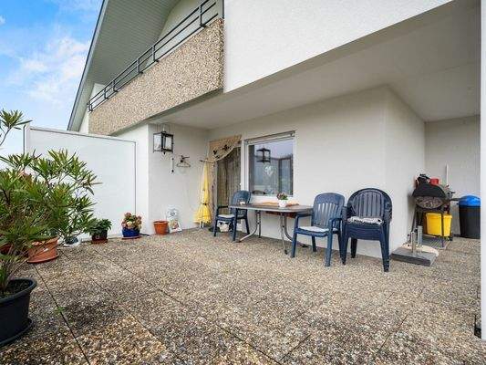 weitläufige Terrasse im Erdgeschoss