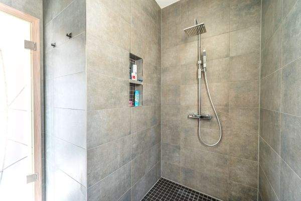 Badezimmer im EG (WC + Regendusche)