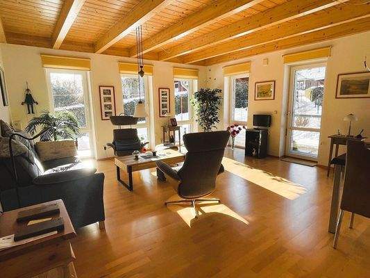 Lichtdurchflutetes Wohnzimmer