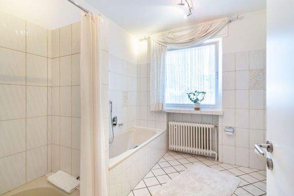 Bad mit Dusche und Badewanne