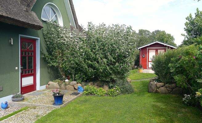 Blick auf das Gartenhaus.jpg