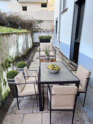 KI-Terrasse hinter Haus