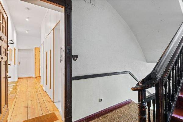 Wohnungseingang & Treppenhaus