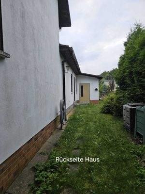 Hinter dem Haus