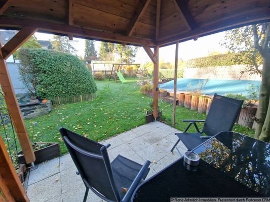 Sitzecke mit Blick in den Garten