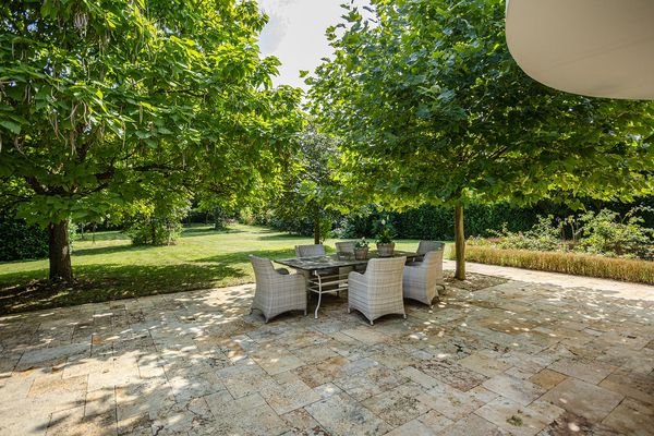 Terrasse mit Blick in den Garten